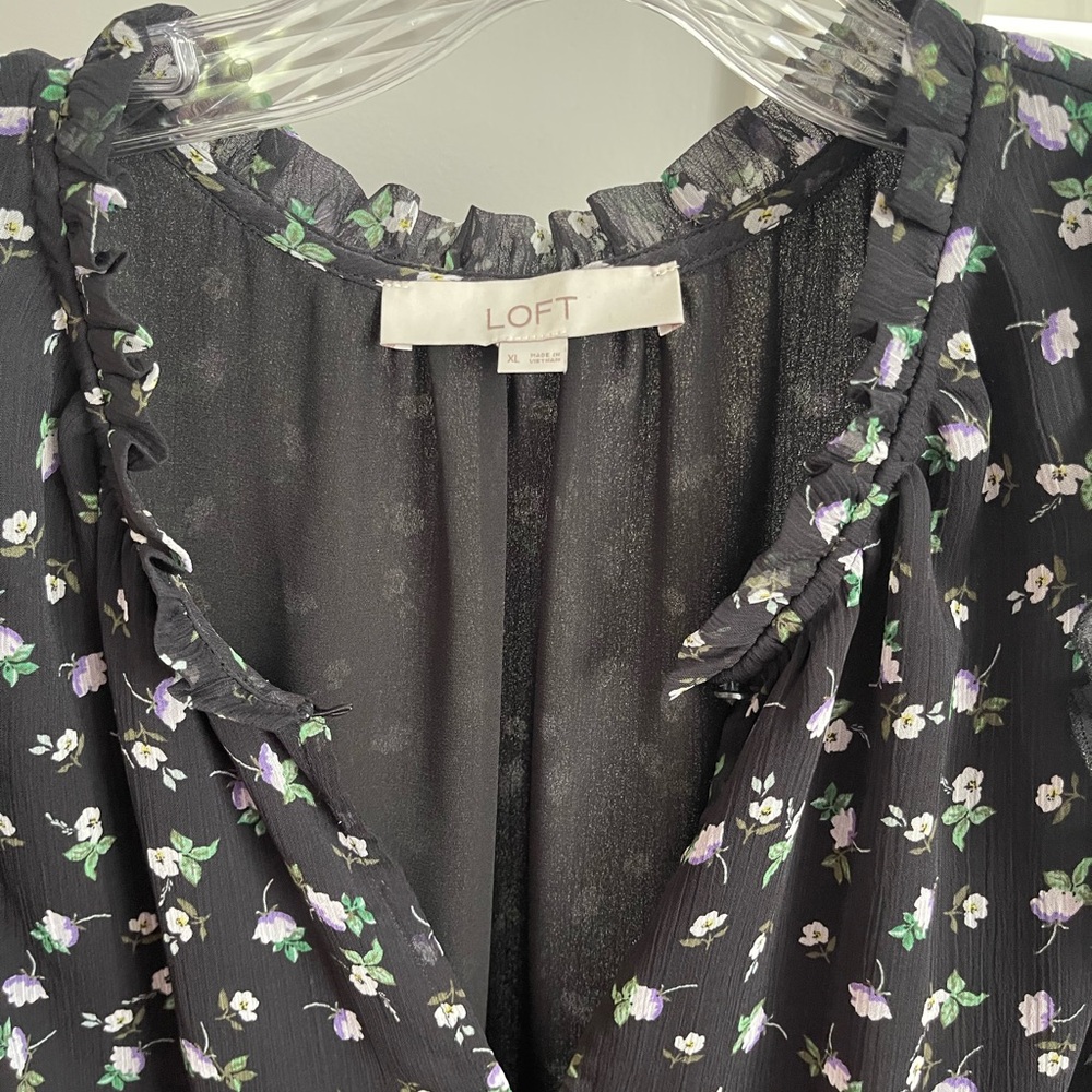 LOFT Black Floral Ruffle Shell Top - Picture 3 of 4